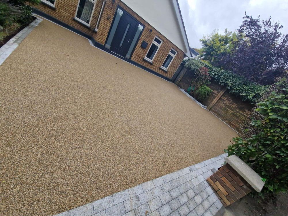 Completed surfacing with curved edging